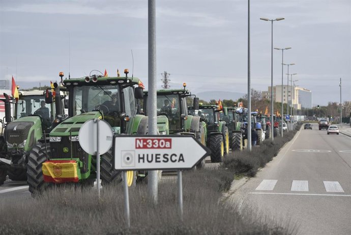 Decenas de tractores durante la tercera jornada de protestas de los ganaderos y agricultores para pedir mejoras en el sector, a 8 de febrero de 2024, en Huesca, Aragón (España). 
