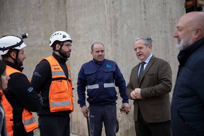 El presidente de la Diputación de Córdoba y de la Empresa Provincial de Aguas (Emproacsa), Salvador Fuentes (segundo por la dcha.), en su visita para conocer el avance de las obras de auditoría de fugas entre La Colada y Sierra Boyera.
