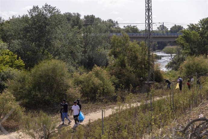 Participantes de la campaña de '1m2 por los ríos, lagos y embalses', una iniciativa organizada por el Proyecto Libera para recoger los residuos de ríos, lagos y embalses y categorizarlos.