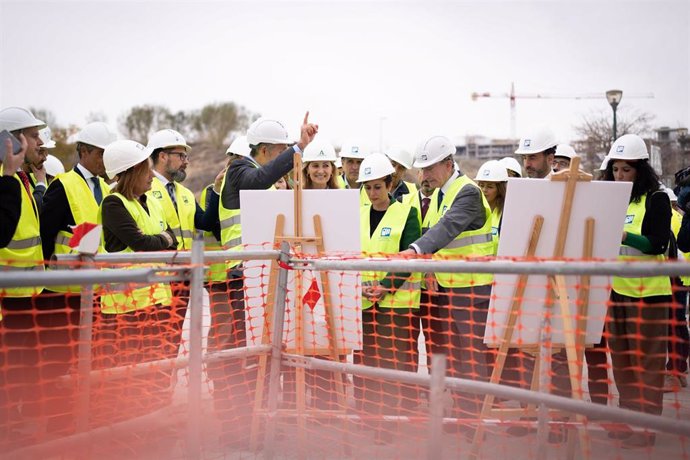 El alcalde de Málaga, Francisco de la Torre, y la ministra de Vivienda y Agenda Urbana, Isabel Rodríguez, visitan las obras de las 476 viviendas protegidas que promueve el Consistorio en el sector Universidad.