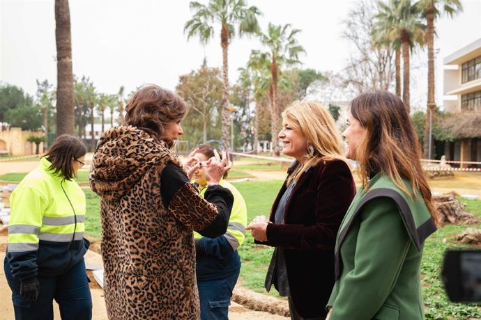 La alcaldesa de Huelva, Pilar Miranda, saluda a las primeras mujeres desempleadas y residentes en la capital, afectadas por la temporalidad del campo, que han sido contratadas por el Consistorio con cargo al Programa de Fomento de Empleo Agrario (PFEA) .