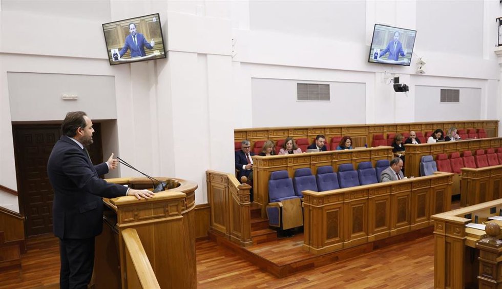 El presidente del Partido Popular de Castilla-La Mancha, Paco Núñez, interviente para defender su PNL en el pleno de las Cortes.