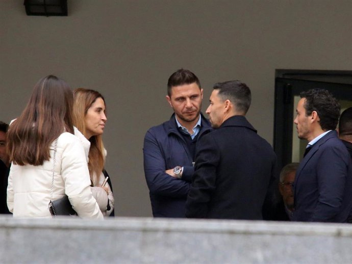Joaquín, junto a su mujer, Jesús Navas y José María del Nido Carrasco, durante el velatorio, a 08 de febrero de 2024, en El Puerto de Santa María (España).