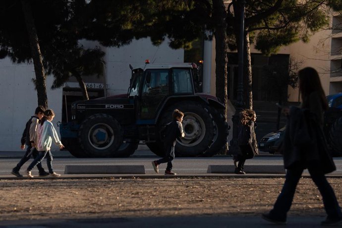 Un tractor en Barcelona durante el 7 de febrero de 2024