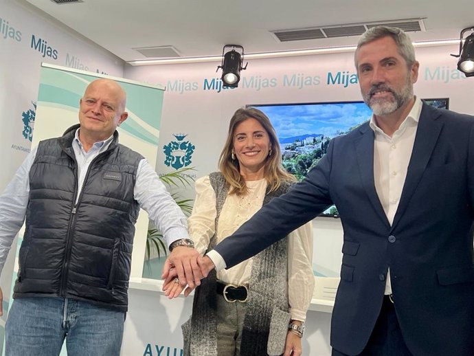 La alcaldesa de Mijas, Ana Mata, junto con Juan Carlos Cuevas y Juan Carlos Maldonado