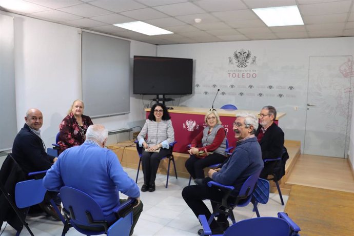 La concejala de Asuntos Sociales, Inclusión, Familia y Mayores de Toledo, Marisol Illescas, reunida con los miembros de la coordinadora de asociaciones de personas mayores de la ciudad 'Socializa 60'.
