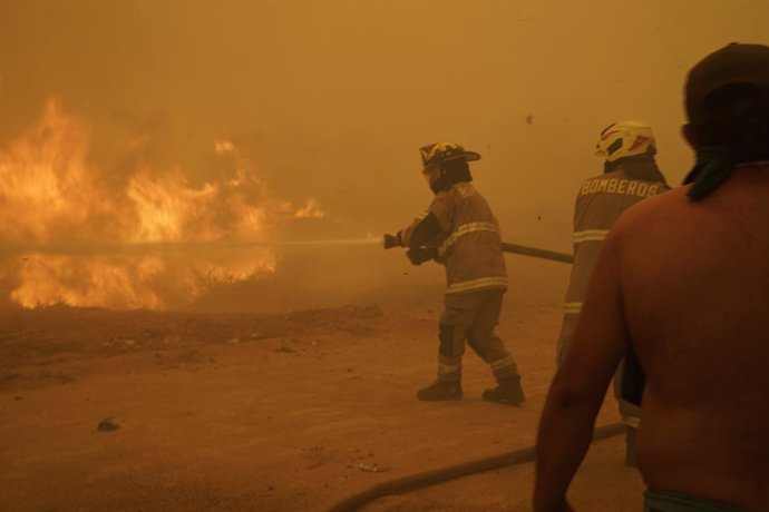 BEIJING, Feb. 6, 2024  -- Firefighters try to extinguish fire in Vina Del Mar, Chile, Feb. 3, 2024. Raging forest fires in central Chile's Valparaiso region have claimed at least 122 lives, the Chilean government said Monday.    Fires sparked Friday in di