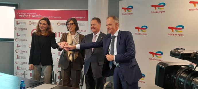 Firma del acuerdo entre la Cámara de Comercio de Gijón y TotalEnergies para suministrar energía verde al recinto ferial 'Luis Adaro'.