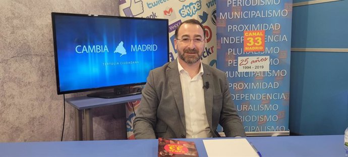 El alcalde de Colmenar Viejo, Carlos Blázquez, en el estudio de Canal 33 TV de Madrid.