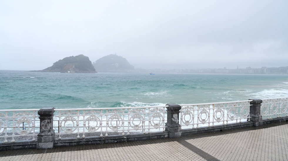 Lluvia en la playa de Ondarreta, a 14 de octubre de 2023, en San Sebastián, Guipúzcoa, País Vasco (España).