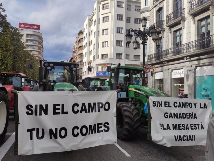 Calle Uría de Oviedo, colapsada por tractores de la movilización ganadera