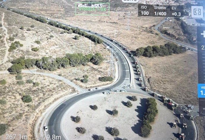 Vista aérea de una carretera por la que transitan camiones en el marco de la protesta de los agricultores de la Región de Murcia