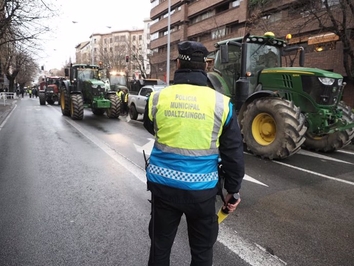 Un agente de la Policía Municipal de Pamplona ante la movilización de tractores en el centro de la cidad.
