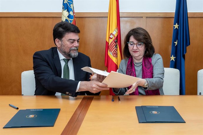El alcalde de Alicante, Luis Barcala, y la rectora de la UA, Amparo Navarro
