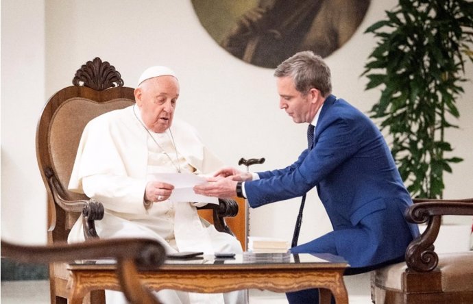 El Papa Francisco y Javier Martínez-Brocal, en uno de sus encuentros para preparar el libro.