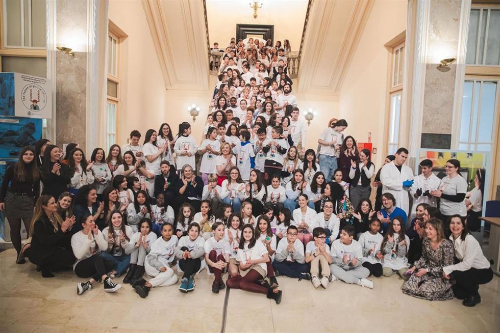 Un total de 150 alumnas de 13 colegios participan en la 'Feria niñas en pie de ciencia' en el Ministerio de Educación