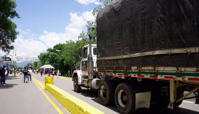 Un camión cruza la frontera entre Colombia y Venezuela