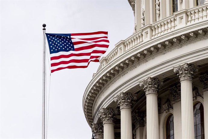 Archivo - Bandera estadounidense en el Capitolio.