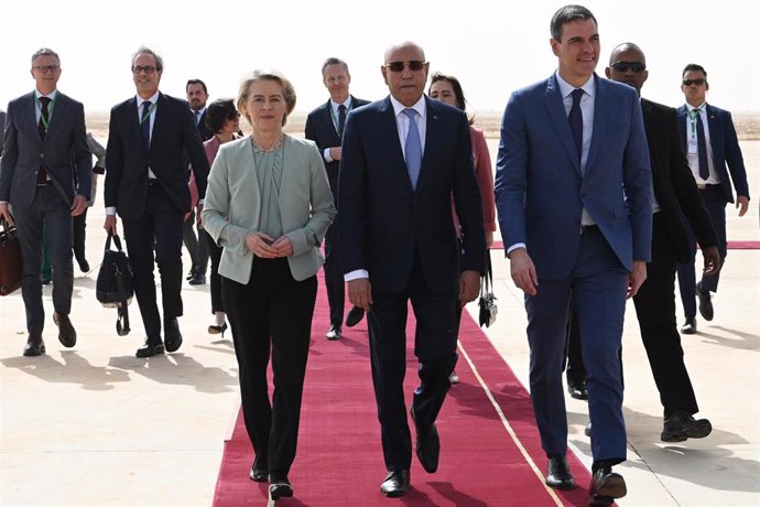La presidenta de la Comisión Europea, Ursula Von der Leyen, el presidente de Mauritania, Mohamed Ould Ghazouani y el presidente del Gobierno, Pedro Sánchez, durante la visita de ambos líderes europeos al país africano.