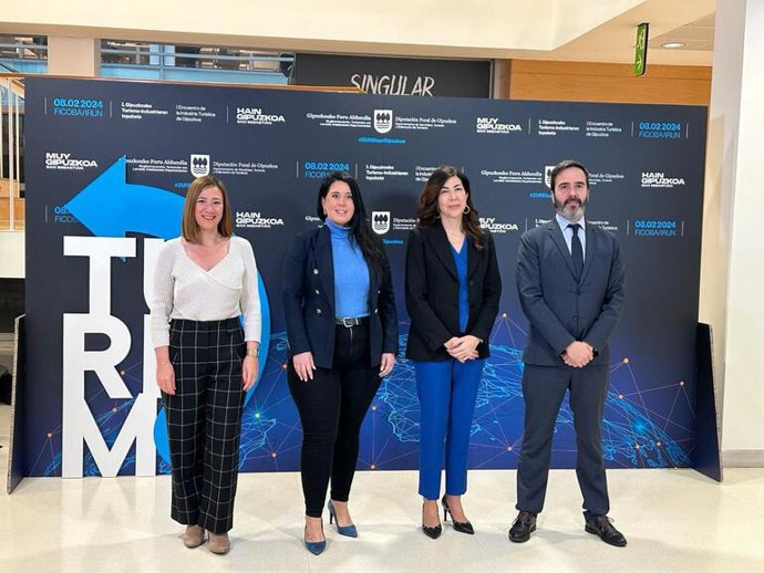 La alcaldesa de Irun, Cristina Laborda, la diputada foral de Turismo, Azahara Domínguez, la Secretaria de Estado de Turismo, Rosana Morillo, y el consejero vasco de Turismo, Javier Hurtado, en Ficoba