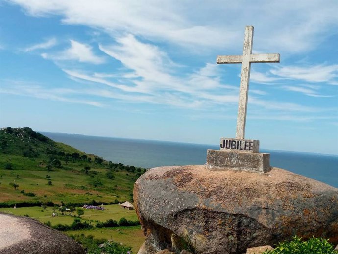 Un sacerdote de Tanzania pide ayuda al Arzobispado de Valencia para construir un santuario en una isla del Lago Victoria dedicado a los misioneros decapitados en 1895
