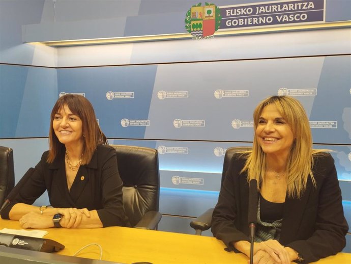 La consejera de Trabajo y Empleo, Idoia Mendia, y la secretaria de Estado de Economía Social, Amparo Merino.