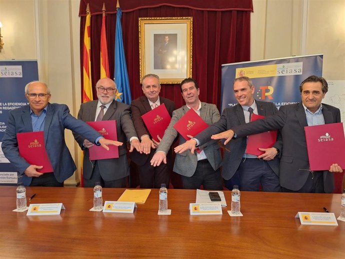 Firma del convenio entre el Ministerio de Agricultura, a través de Seiasa, y Riegos del Alto Aragón.