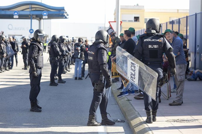 Agricultors arriben al Port Comercial de Castelló