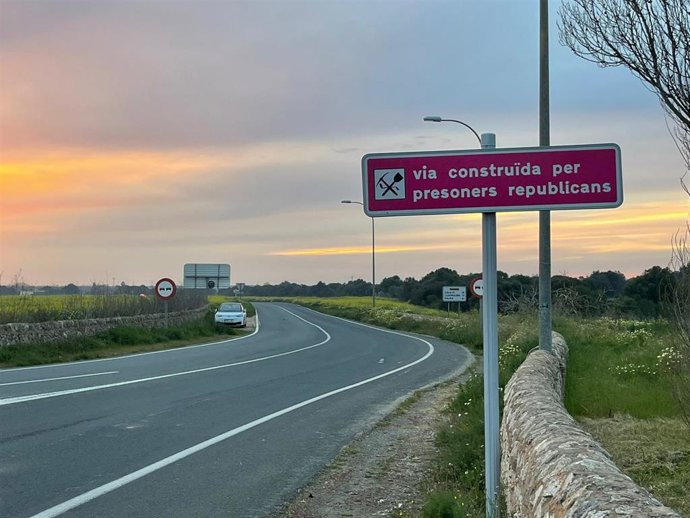 Señal que indica una vía construida por prisioneros republicanos.