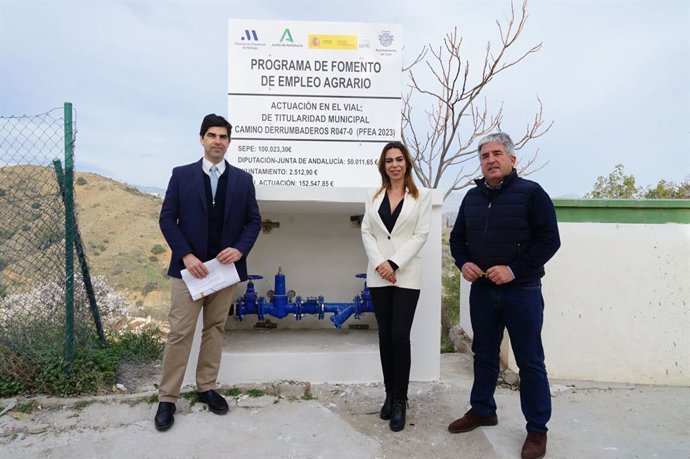 La delegada territorial de Justicia, Administración Local y Función Pública, Teresa Pardo, visita obras del PFEA en Coín junto al alcalde, Francisco Santos.