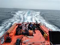 Rescatan a 105 migrantes en dos cayucos en aguas de El Hierro y La Gomera