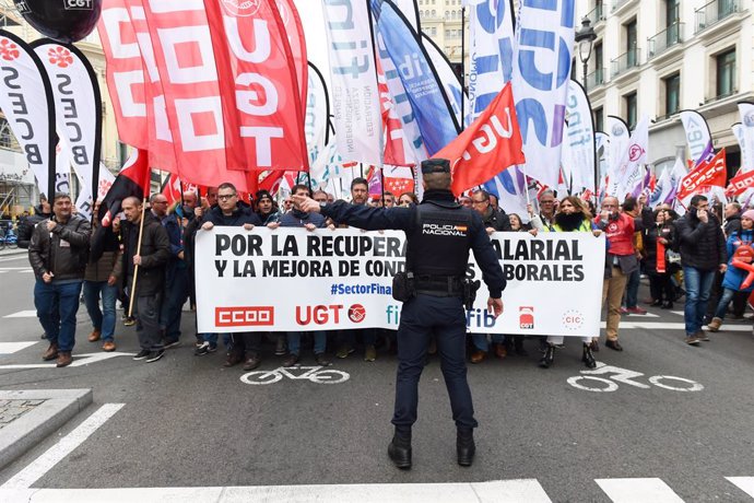 Empleados de banca durante una manifestación para exigir mejores salarios, a 8 de febrero de 2024, en Madrid (España).