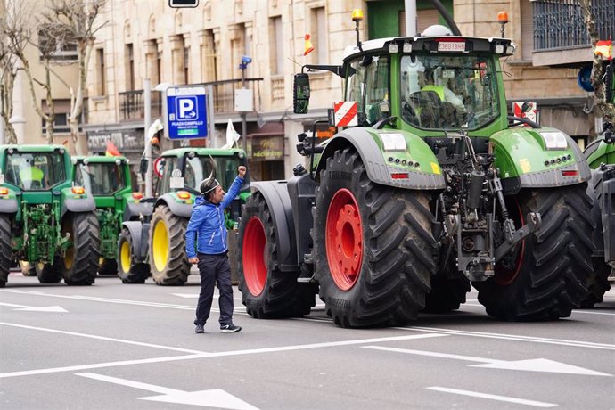 Varios tractores durante la tercera jornada de protestas de los ganaderos y agricultores para pedir mejoras en el sector, a 8 de febrero de 2024, en Salamanca, Castilla y León (España). 