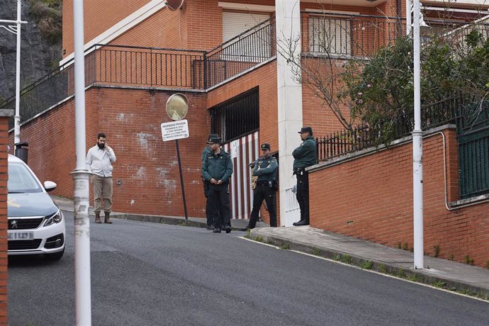 Agentes de la Guardia Civil frente a la casa donde han hallado el cuerpo sin vida de una mujer, a 8 de febrero de 2024, en Castro Urdiales, Cantabria (España). 