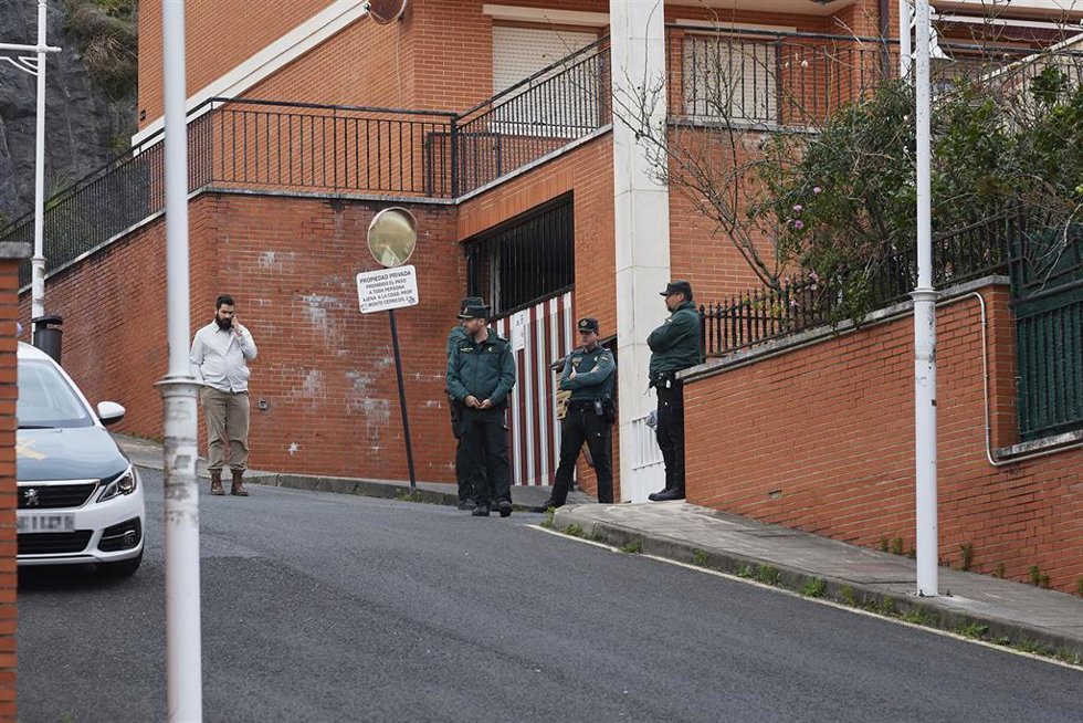 Agentes de la Guardia Civil frente a la casa donde han hallado el cuerpo sin vida de una mujer, a 8 de febrero de 2024, en Castro Urdiales, Cantabria (España). 