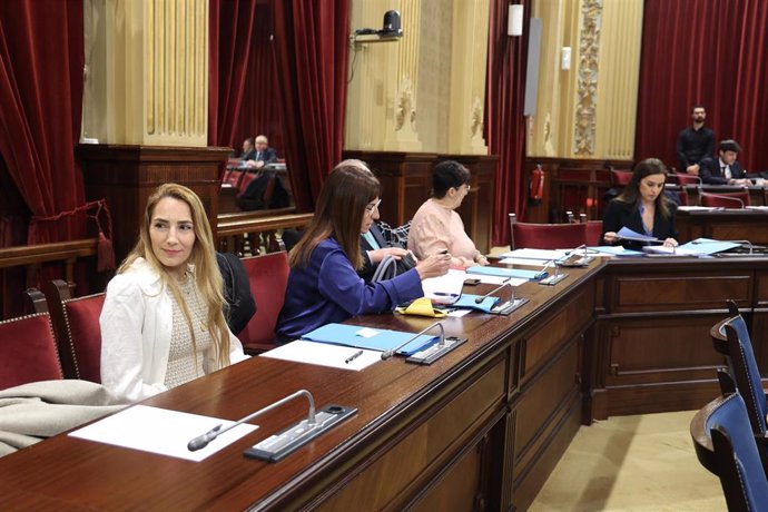 La presidenta de VOX Baleares, Patricia de las Heras (1i), durante un pleno del Parlament balear, a 6 de febrero de 2024, en Palma de Mallorca, Mallorca, Baleares (España).