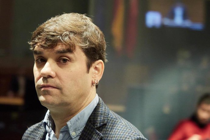 El portavoz del grupo parlamentario Geroa Bai, Pablo Azcona, en el Parlamento de Navarra.