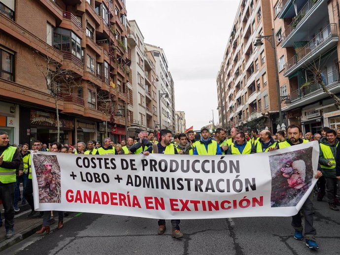Manifestantes se concentran durante la tercera jornada de protestas de los ganaderos y agricultores para pedir mejoras en el sector, a 8 de febrero de 2024, en Logroño, La Rioja (España). 