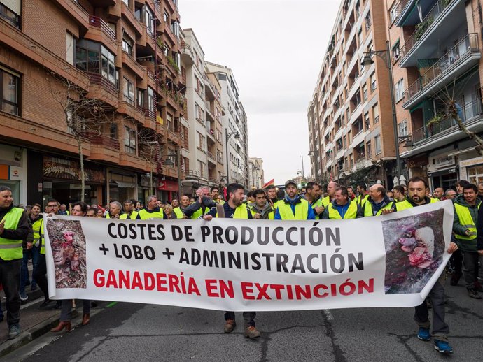 Manifestantes se concentran durante la tercera jornada de protestas de los ganaderos y agricultores para pedir mejoras en el sector, a 8 de febrero de 2024, en Logroño, La Rioja (España). Agricultores y ganaderos de toda España han sacado sus tractores a 