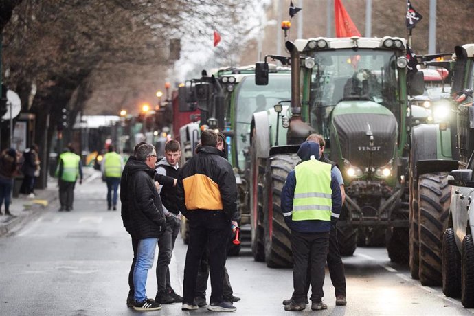 Agricultores y tractores en una manifestación por el centro de Pamplona durante la tercera jornada de protestas de los ganaderos y agricultores para pedir mejoras en el sector, a 8 de febrero de 2024, en Pamplona, Navarra (España).