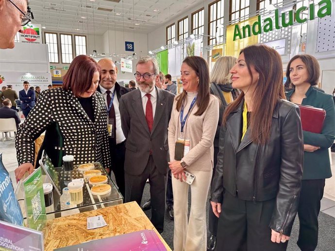 La presidenta de la APA con la delegada de la Junta en Almería, el delegado de agricultura y el embajador de España en Berlín en el stand de Vicasol
