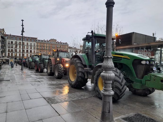 Un grupo de tractores aparca en la plaza del Castillo de Pamplona dentro de sus movilizaciones para exigir mejoras en el sector.