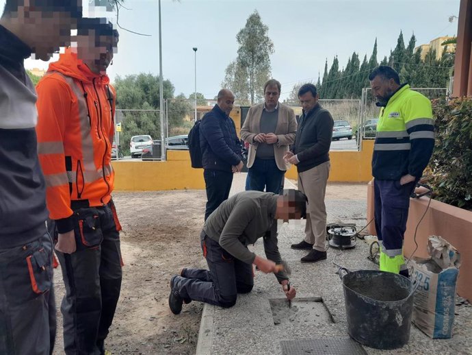 El subdelegado de la Junta de Andalucía en el Campo de Gibraltar, Francisco Javier Rodríguez Ros, visita a los alumnos del ciclo de FP Dual 'Reforma y Mantenimiento de Edificios' que han iniciado sus prácticas en Algeciras