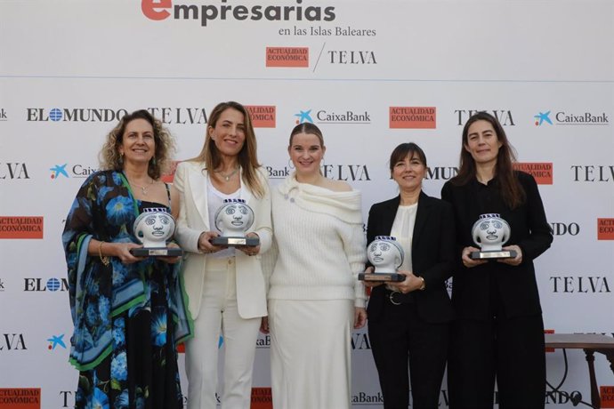 La presidenta del Govern, Marga Prohens (c), acompañada de las galardonadas con los Premios a Mujeres Empresarias de Baleares.