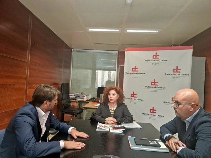 La adjunta en Igualdad de la Diputación del Común, Beatriz Barrera, en una reunión con el presidente de Ashotel, Jorge Marichal, y el gerente, Juan Pablo González, para abordar los problemas de las camareras de piso