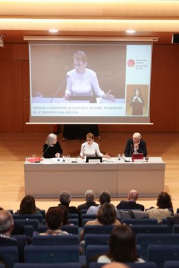 La presidenta Chivite, junto a a la presidenta del Consejo Escolar del Estado, Encarna Cuenca, y el presidente del Consejo Escolar de Navarra, Manuel Martín