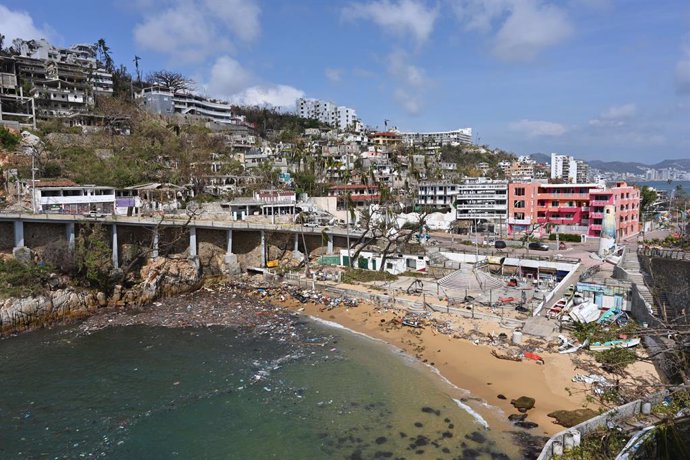 Archivo - GUERRERO, Oct. 29, 2023  -- This photo taken on Oct. 27, 2023 shows a coastal area hit by Hurricane Otis in Acapulco, state of Guerrero, Mexico.   The death toll from Hurricane Otis has risen to 39 in the southern Mexican state of Guerrero, with