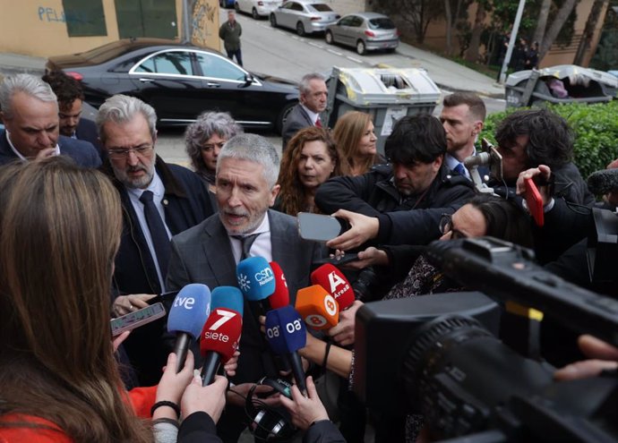 Grande-Marlaska atiende a la prensa en Algeciras.