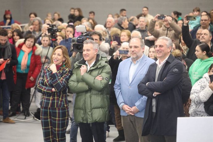 La alcaldesa de Zaragoza, Natalia Chueca, en la inauguración de la reforma del pabellón deportivo de Miralbueno, acompañada por parte de su equipo de gobierno