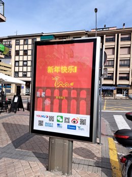 Mupi en la Estación de Autobuses con el cartel de saludo del Año Nuevo Chino